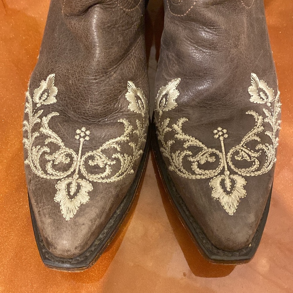 Cowgirl Boots with thread design - Picture 2 of 9
